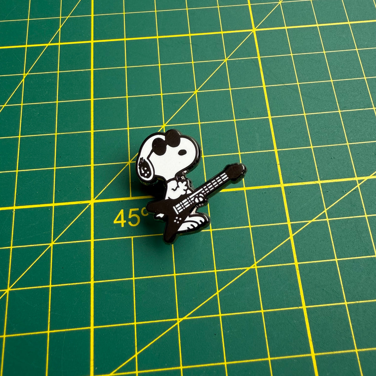 PIN SNOOPY ROCKERO — EDICIÓN LIMITADA
