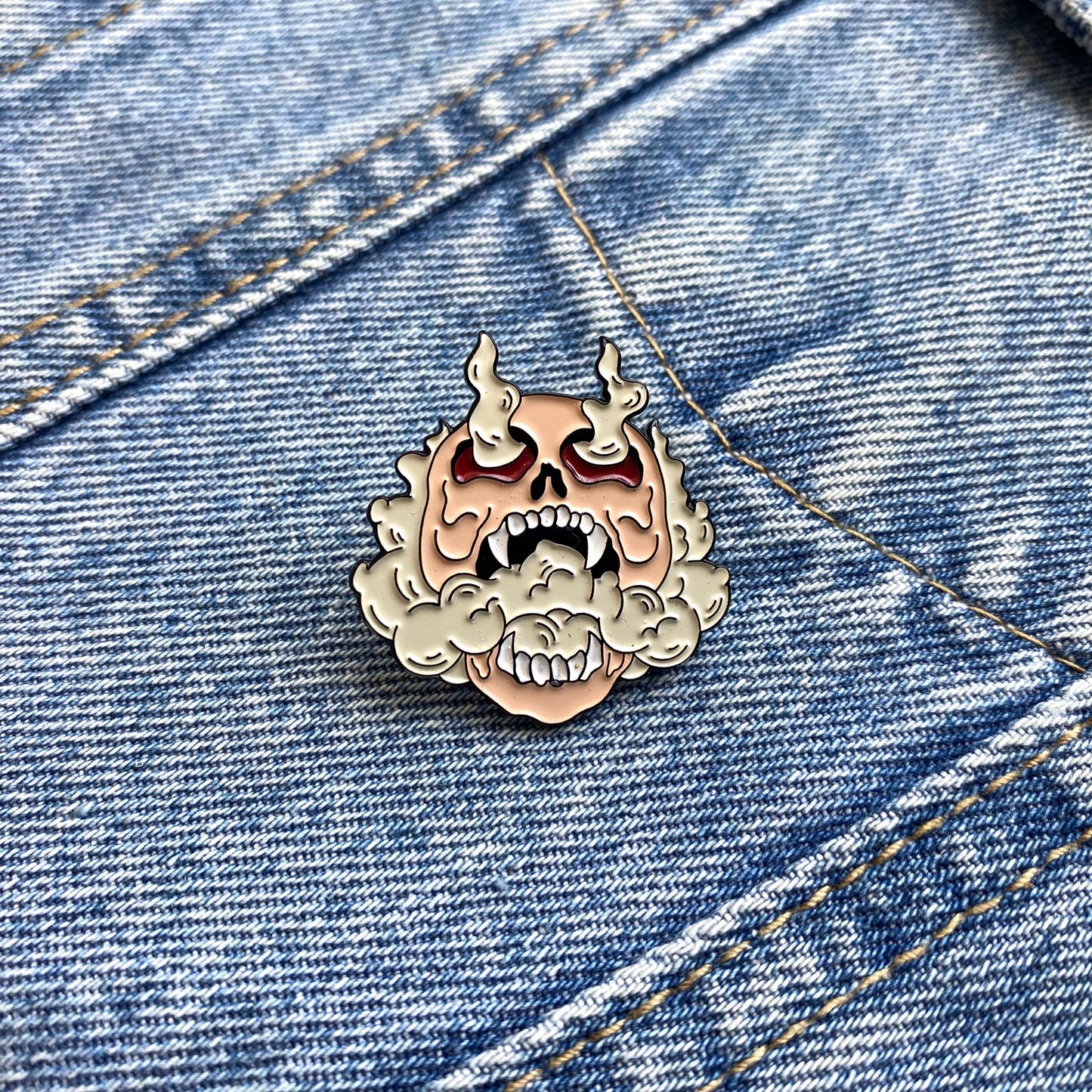 PIN CALAVERA HUMO