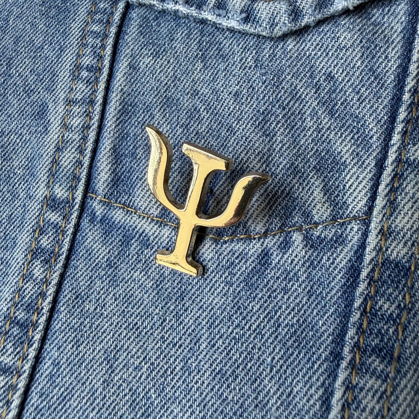 PIN PSICOLOGÍA DORADO