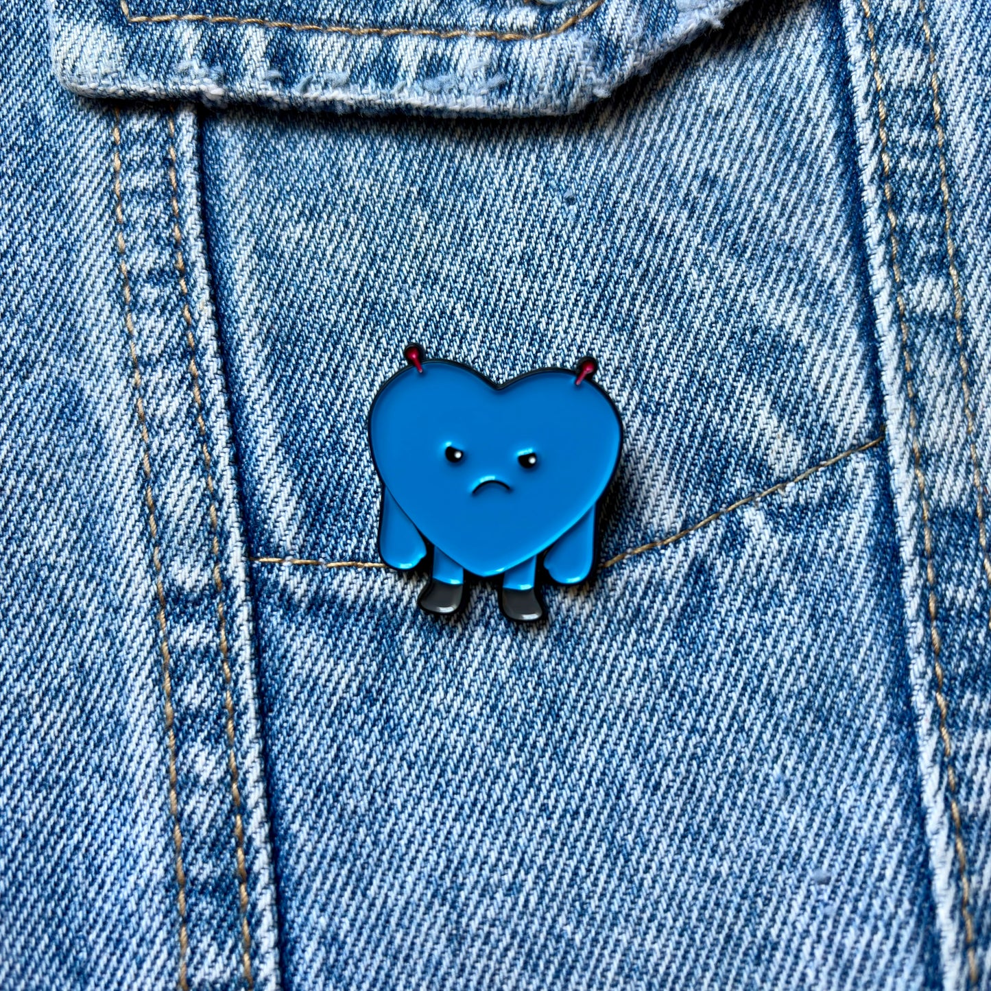 PIN CORAZÓN MALHUMORADO