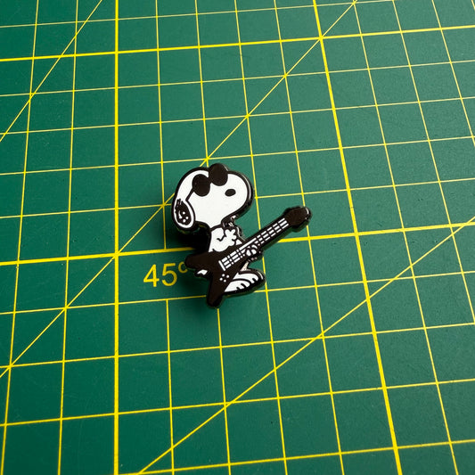 PIN SNOOPY ROCKERO — EDICIÓN LIMITADA