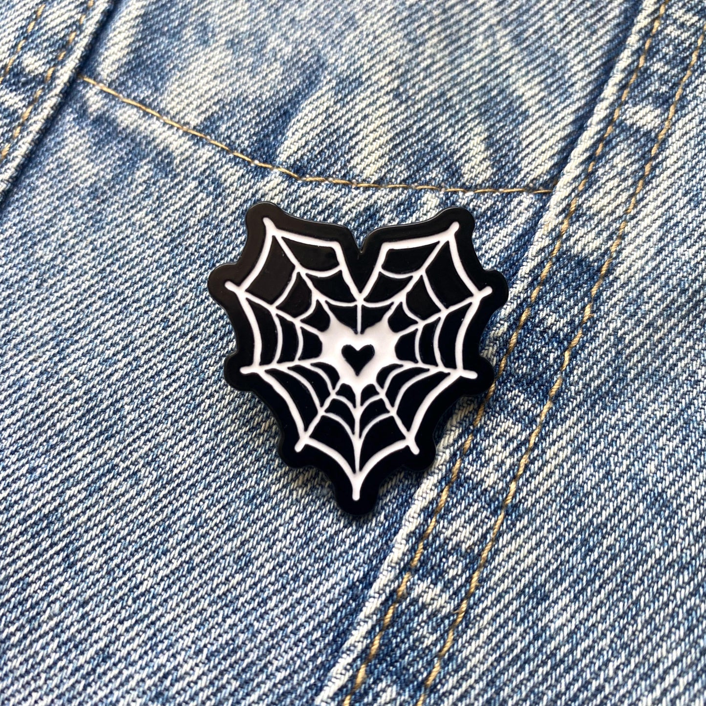 PIN CORAZON ARAÑA